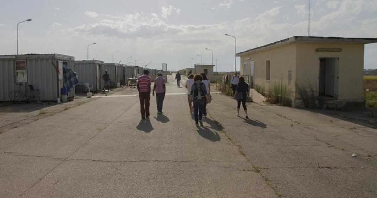 Foggia, su una pista di atterraggio vivono mille migranti: sono gli "invisibili"